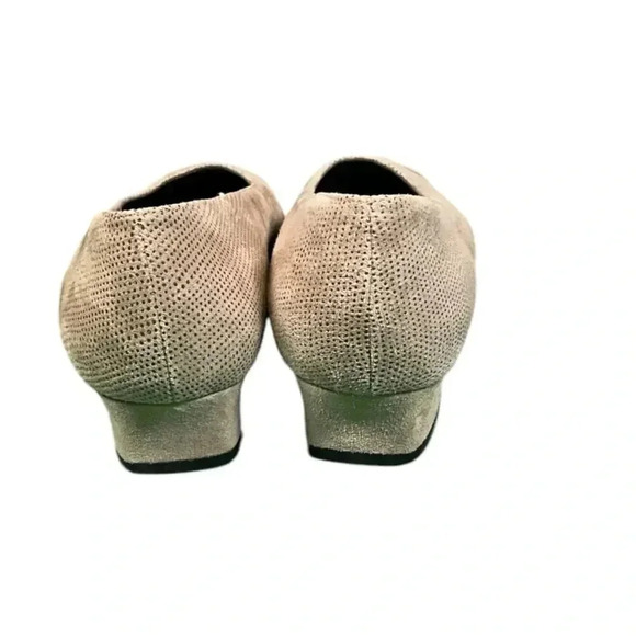 Vaneli Women's 1" Block Heels Slip On Shoes Size 8.5 Taupe Made In Italy - Picture 3 of 7